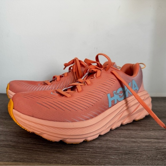 Hoka Shoes - Hoka One One Rincon 3 

Shell Coral Peach 1119396-SCPP W8B